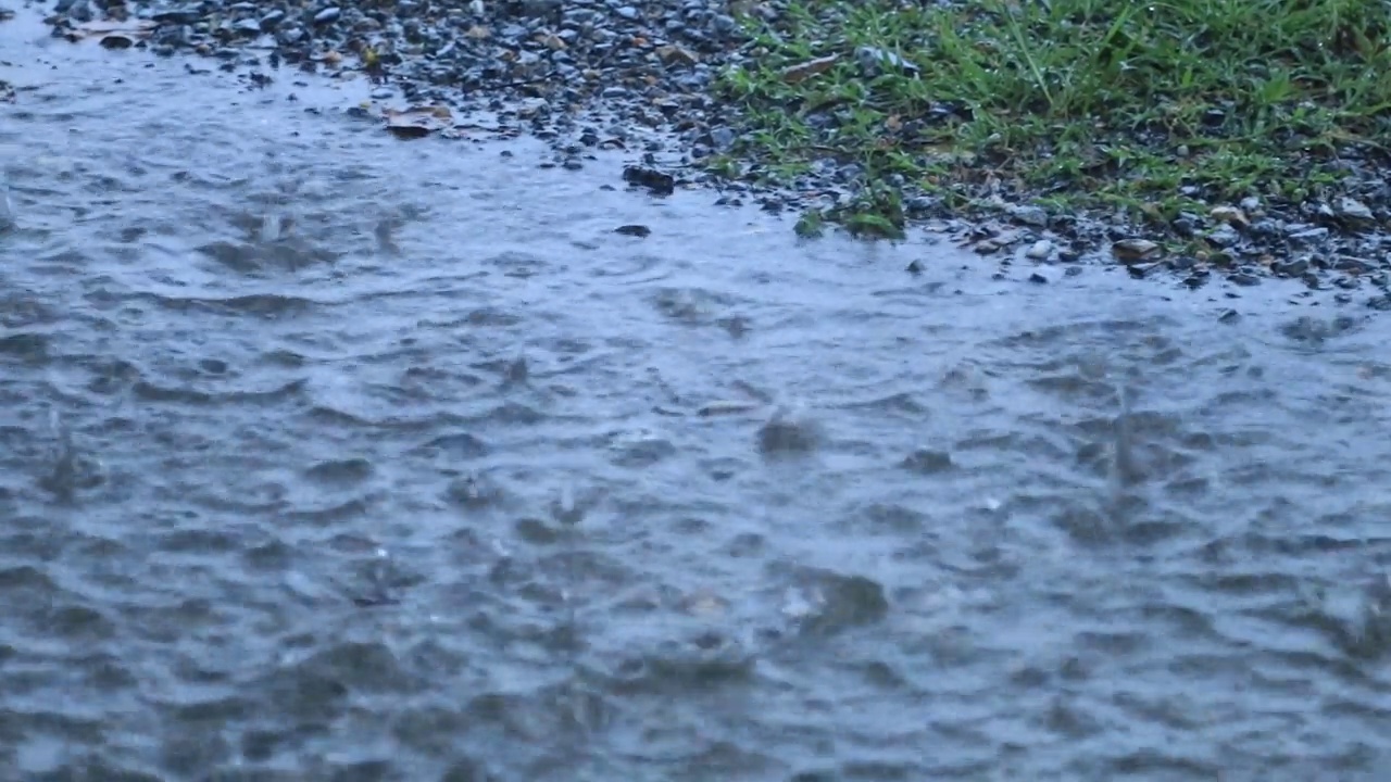 晚上下的暴雨淹没了周围地区，没有迹象表明黑暗、黑色的天空和可怕的闪电会停止。视频下载