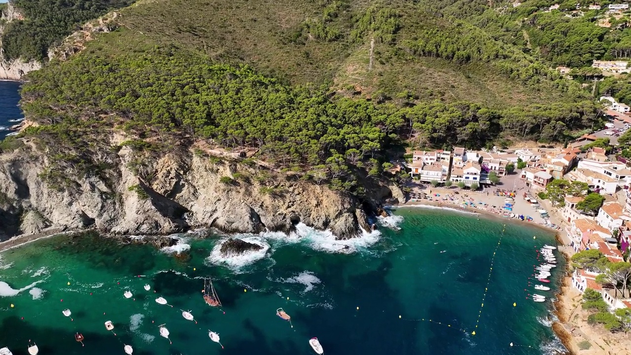 鸟瞰图Cala s'Eixugador和Sa Tuna海滩，布拉瓦海岸视频素材