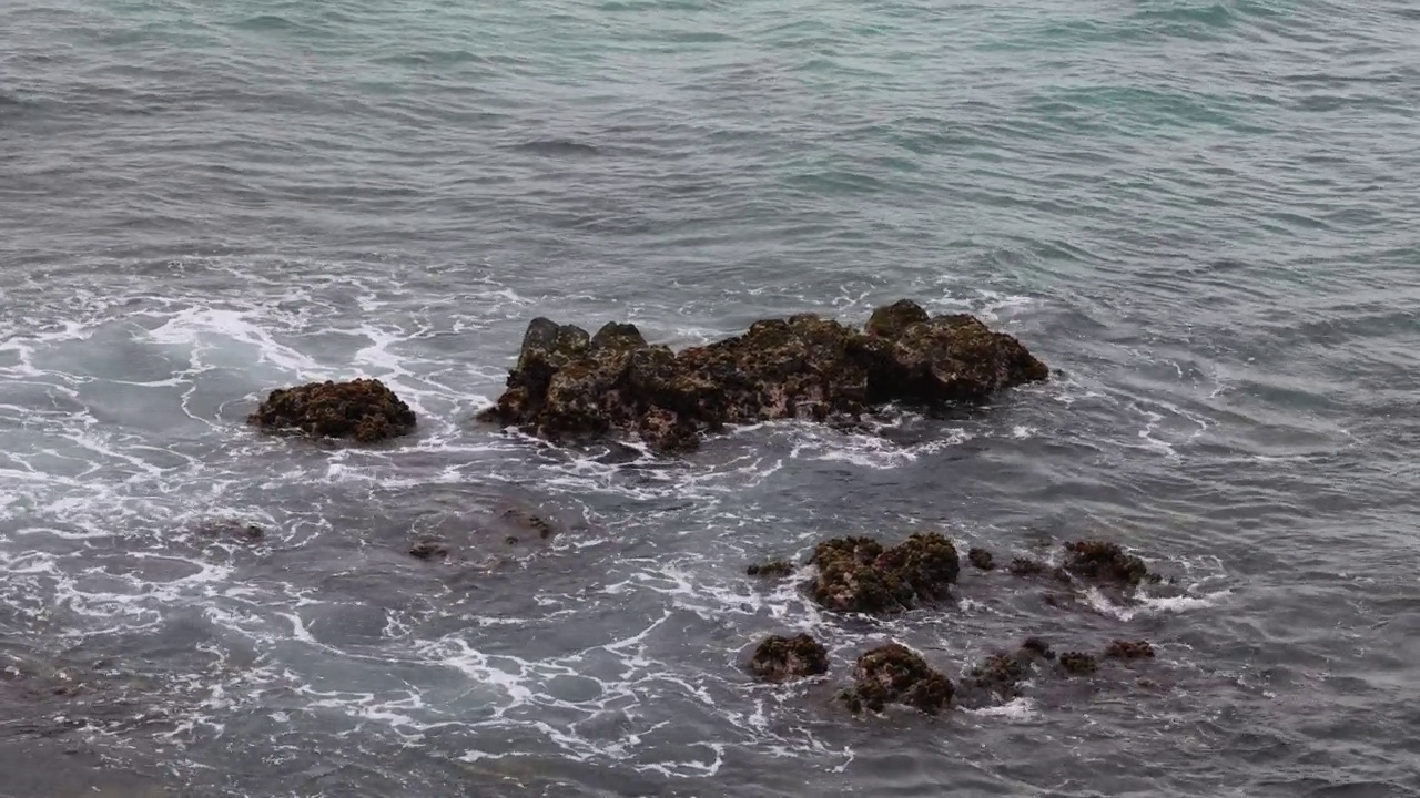 海浪冲击岩石海岸线视频素材