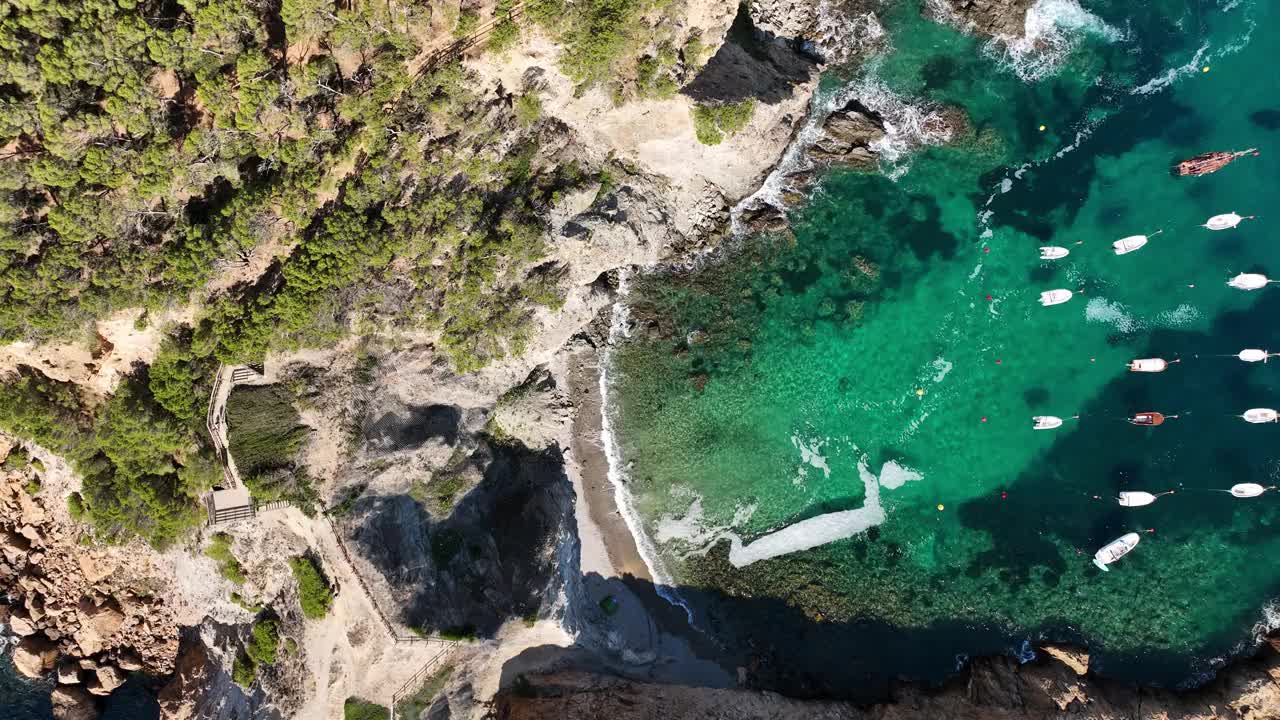 停泊在岸边的小型渔船和游船的俯视图视频素材