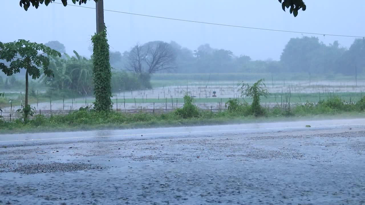 晚上暴风雨带来的大雨使得汽车行驶在道路上，使得交通变得危险，在泰国的农村道路上需要小心。视频素材