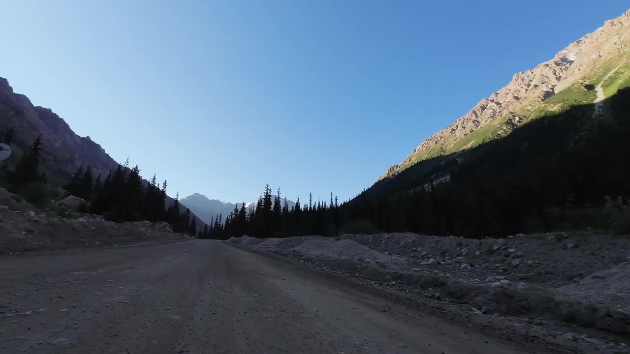 早上开车在土路上穿过山峡。汽车的观点视频素材