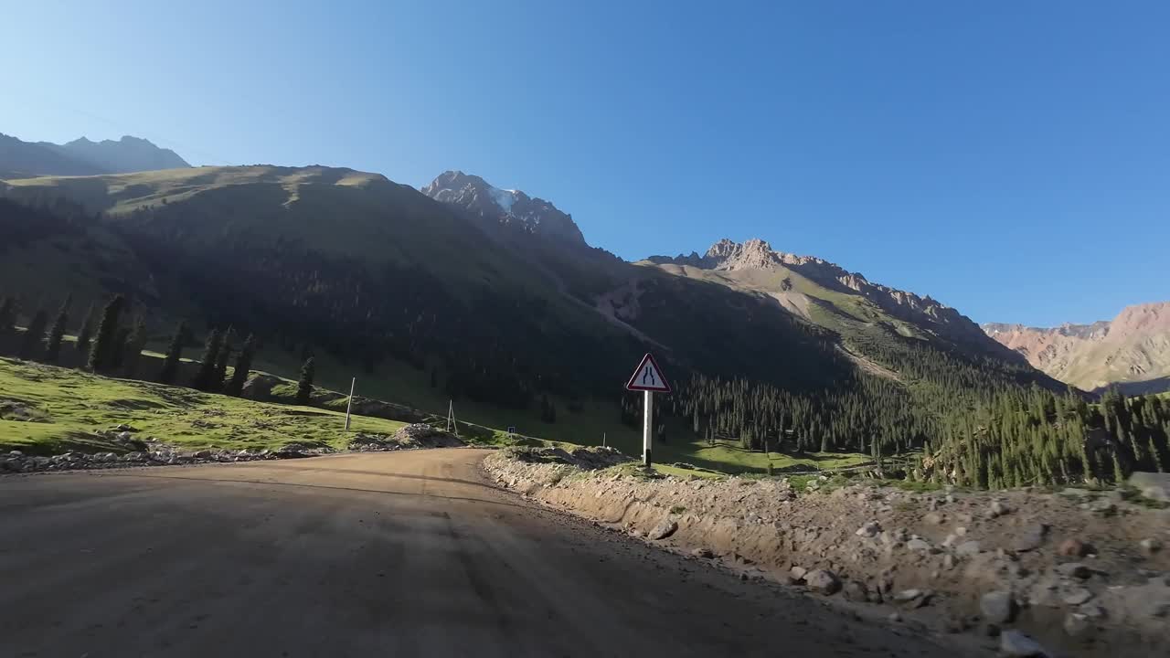 早上开车在土路上穿过山峡。汽车的观点视频素材