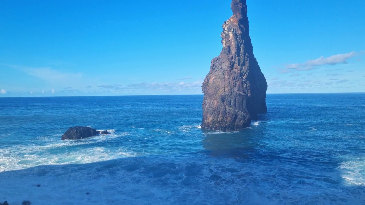 大海或海洋中岩石的景色。海浪冲刷着岩石视频素材