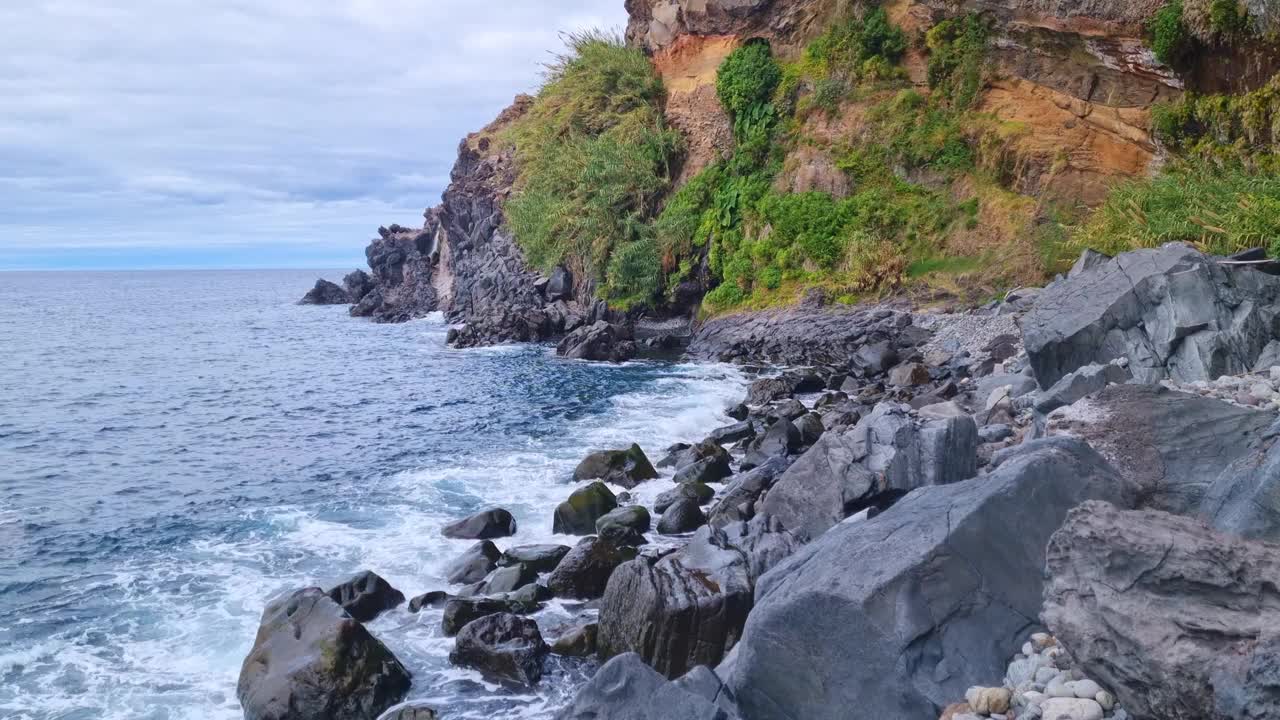 海浪拍打着海岸上的岩石视频素材