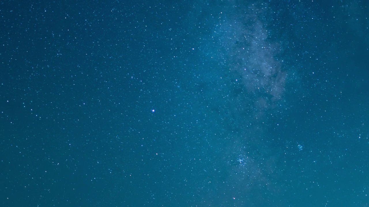 三角洲宝瓶座流星雨和银河系50毫米南天空放大内华达山脉山脉美国加州延时蓝色视频素材