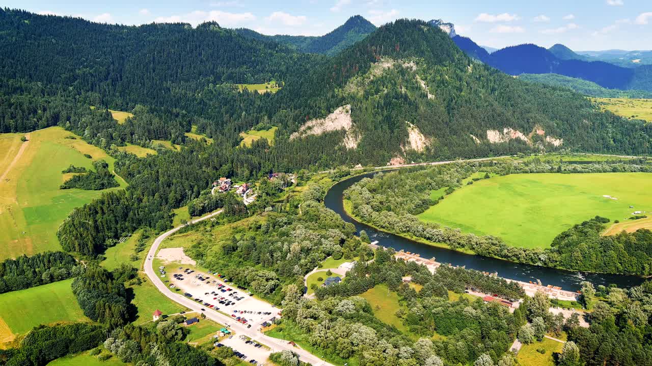 假期在波兰-鸟瞰皮尼尼山脉和杜纳杰克河峡谷视频下载