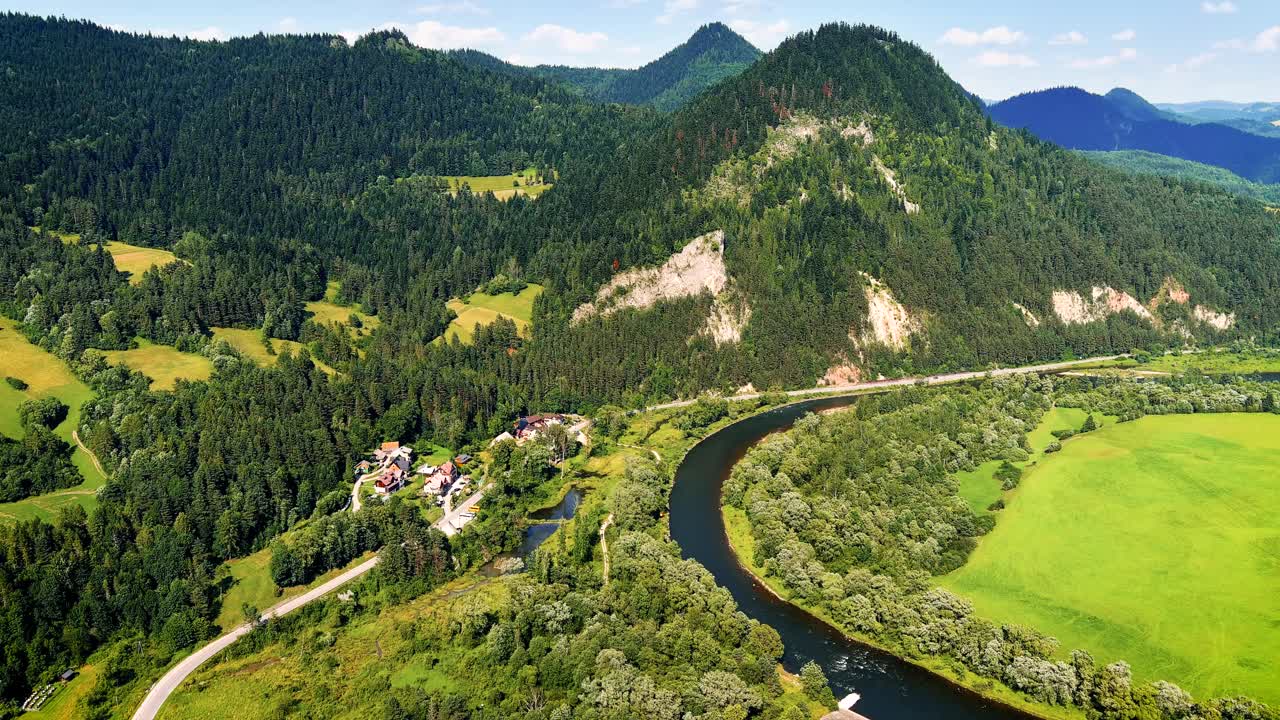 假期在波兰-鸟瞰皮尼尼山脉和杜纳杰克河峡谷视频下载