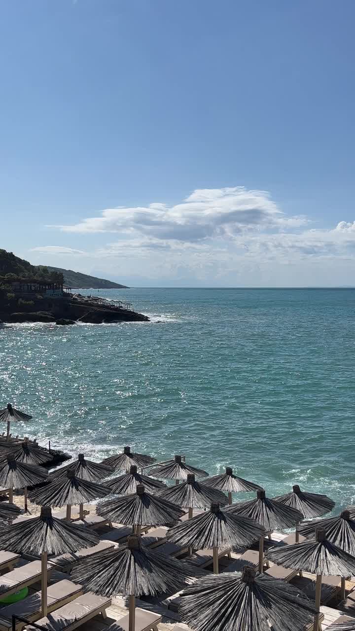 海滩度假胜地和大海在夏天，垂直视频。视频素材