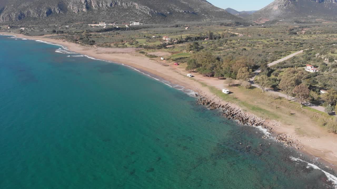 空中美丽的海滩和水湾在希腊壮观的海岸线。碧蓝透明的海水，独特的岩石悬崖，希腊夏季旅游首选目的地伯罗奔尼撒半岛视频下载