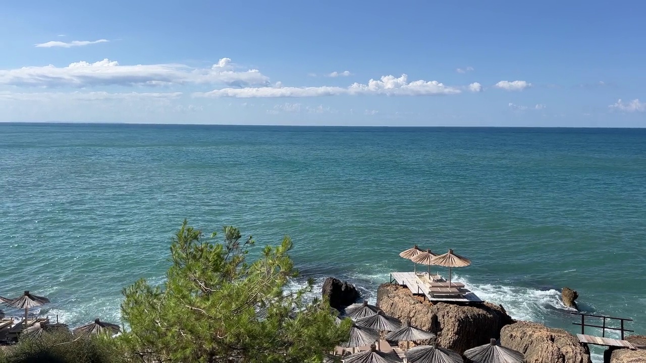 夏天的海滩度假胜地和大海。视频素材