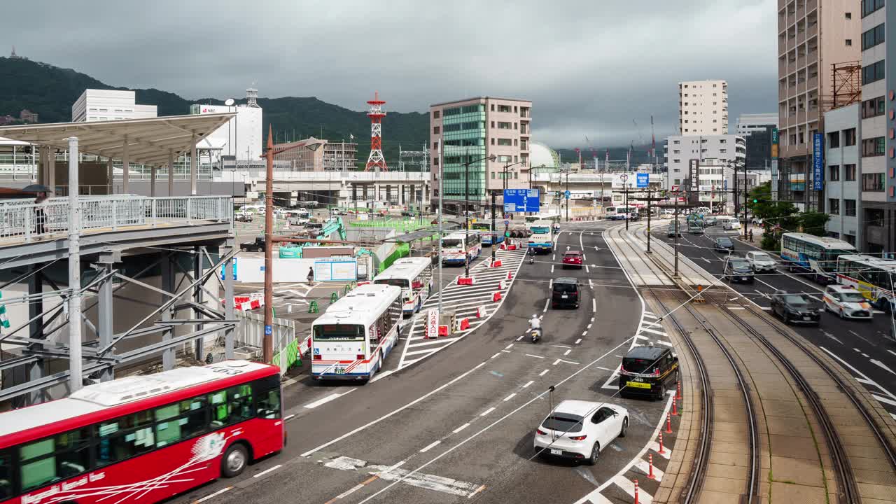 日本九州长崎市主干道上行驶的有轨电车和其他车辆的延时视图。东亚城市生活方式交通概念。视频素材