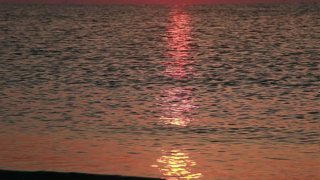 海浪上的日出视频素材