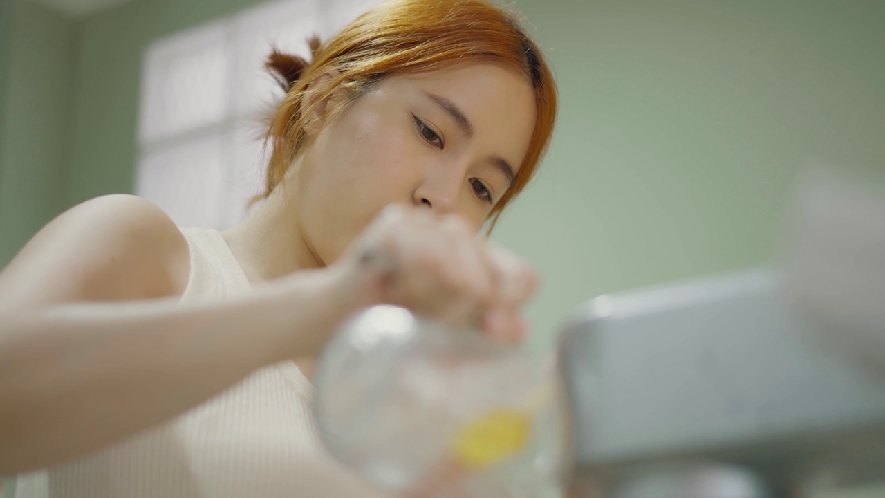 做蛋糕(牛奶、面粉、鸡蛋)一个穿白色上衣的女孩正在做蛋糕视频素材