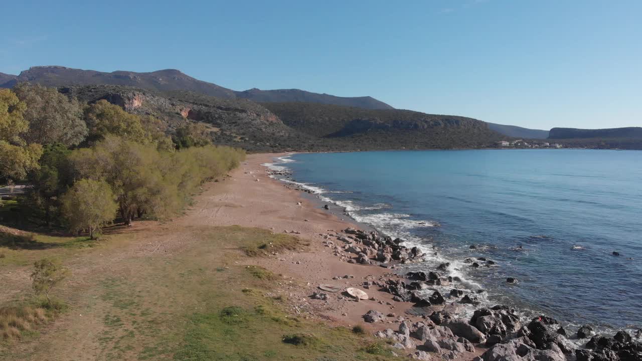 空中美丽的海滩和水湾在希腊壮观的海岸线。碧蓝透明的海水，独特的岩石悬崖，希腊夏季旅游首选目的地伯罗奔尼撒半岛视频下载