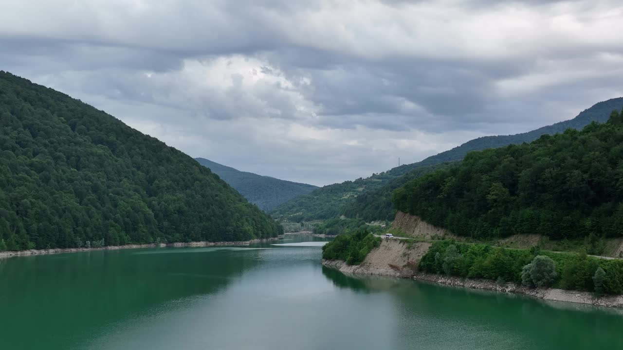 鸟瞰河流，美丽的山脉视频素材