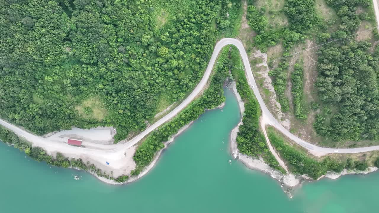 鸟瞰河流，美丽的山脉视频素材