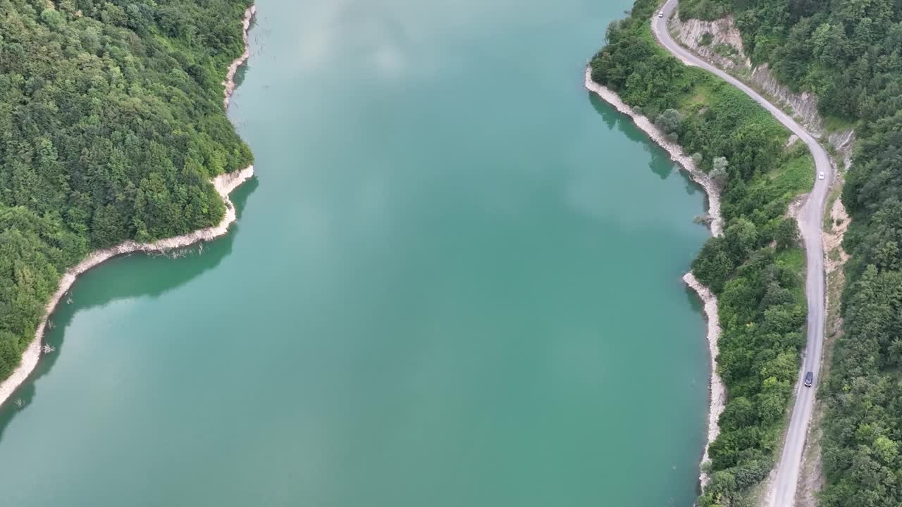 鸟瞰河流，美丽的山脉视频素材