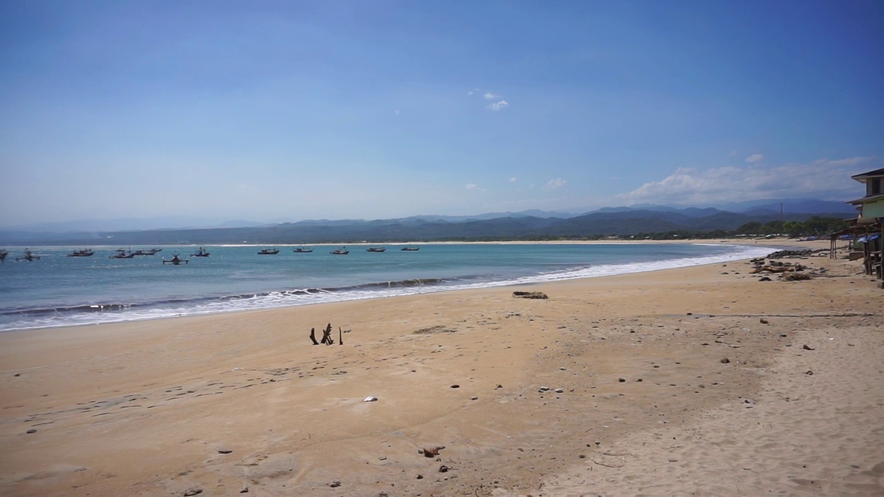 美丽的海景与小波浪，美丽的自然全景在白天视频素材