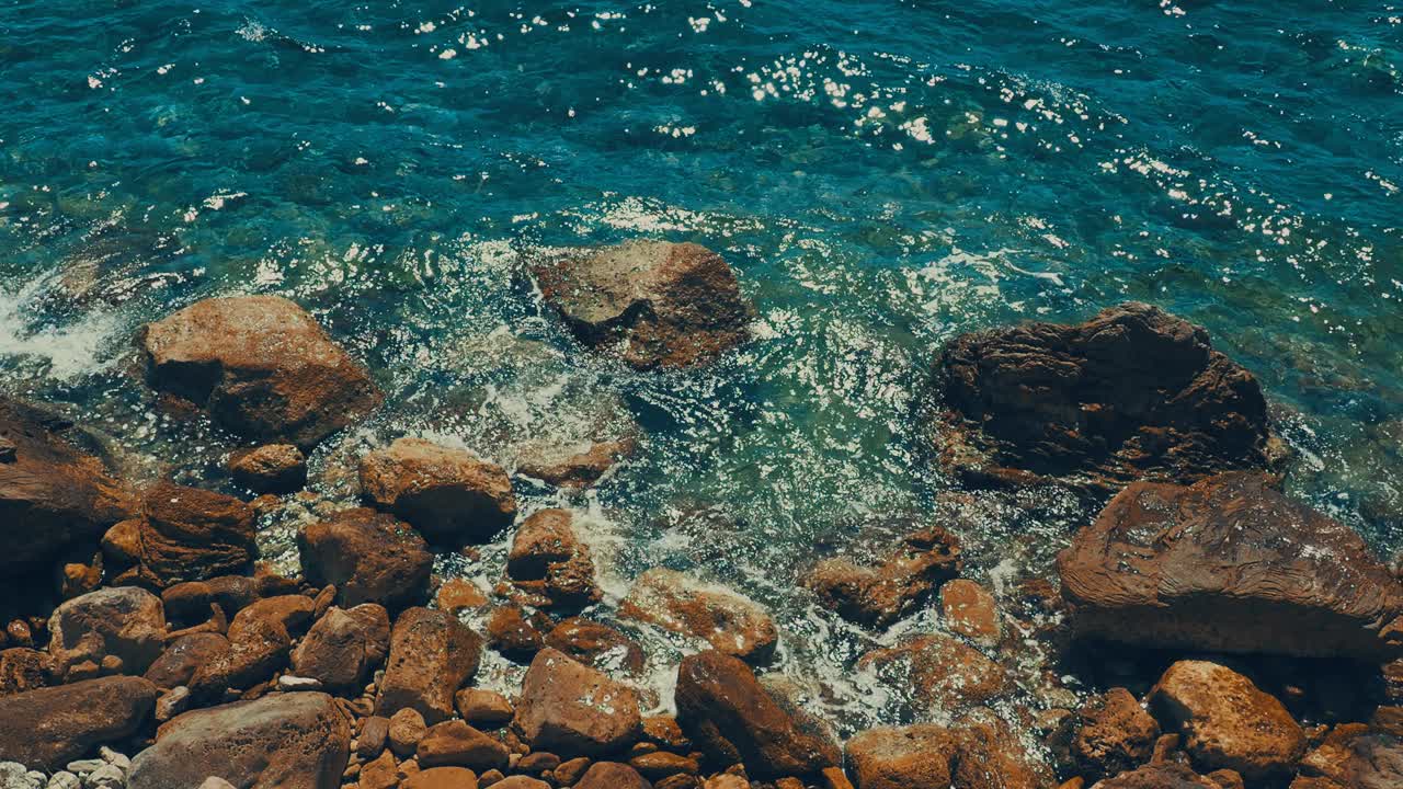 透明的海盐水质感。水面和涟漪的俯视图。海水海浪背景。长满海藻的岩石底部。浪花拍打着岩石。黑山，Herceg Novi视频素材