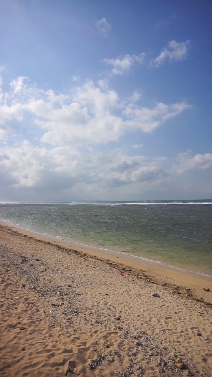 美丽的海景与小波浪，美丽的自然全景在白天视频素材