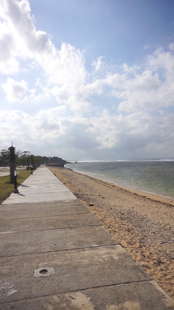 美丽的海景与小波浪，美丽的自然全景在白天视频素材