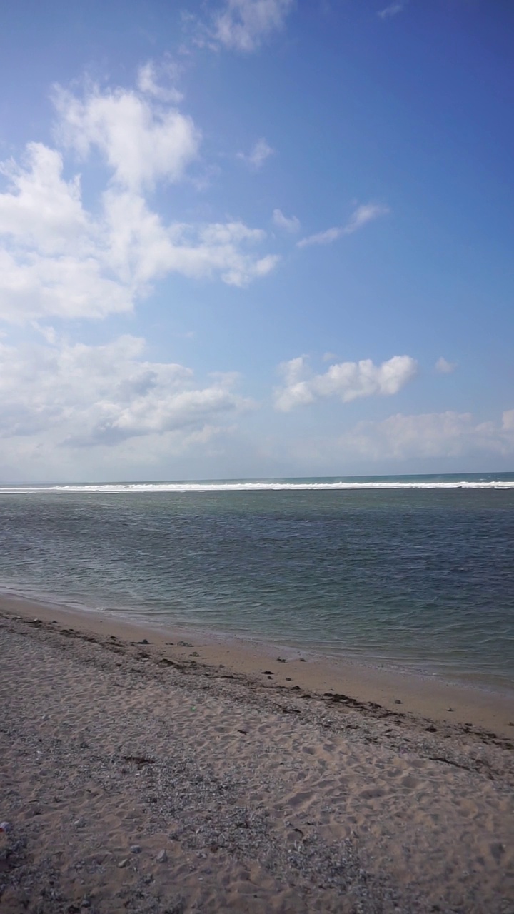 美丽的海景与小波浪，美丽的自然全景在白天视频素材