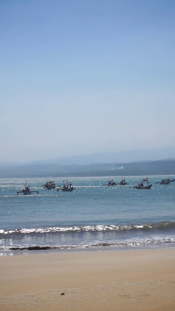 美丽的海景与小波浪，美丽的自然全景在白天视频素材