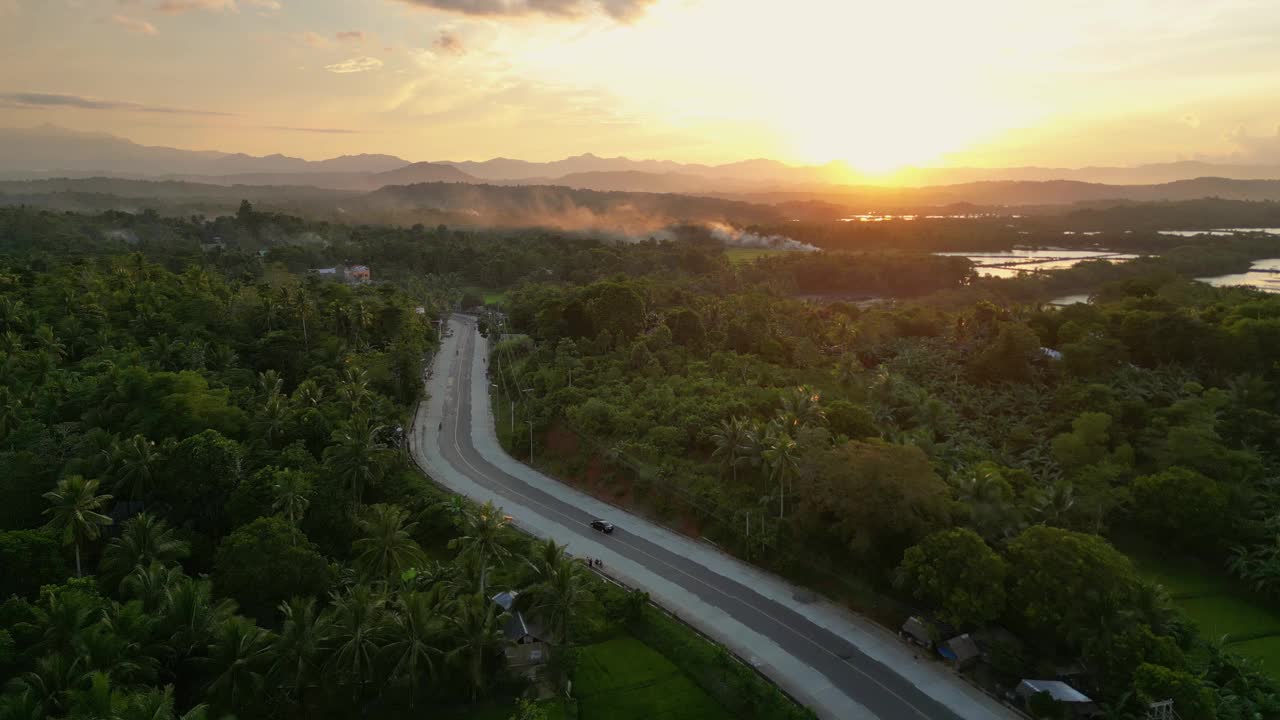 风景和铺砌的道路，车辆一直延伸到日落视频素材