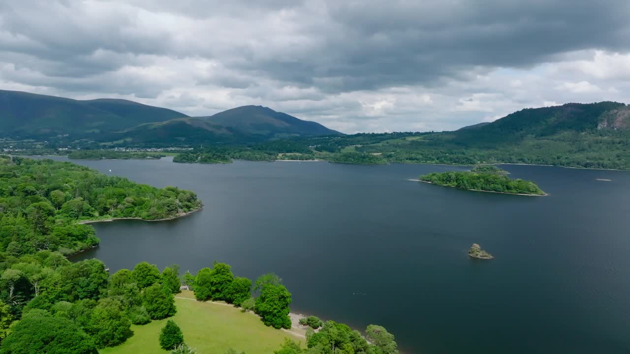 鸟瞰日落时分美丽的大湖和岛屿(德文特湖，英格兰湖区)视频素材