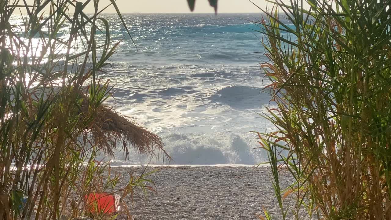 海浪拍打着沙滩视频素材