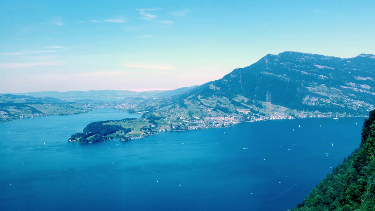 在一个阳光明媚的夏日，在卢塞恩湖鸟瞰山景和湖景视频素材