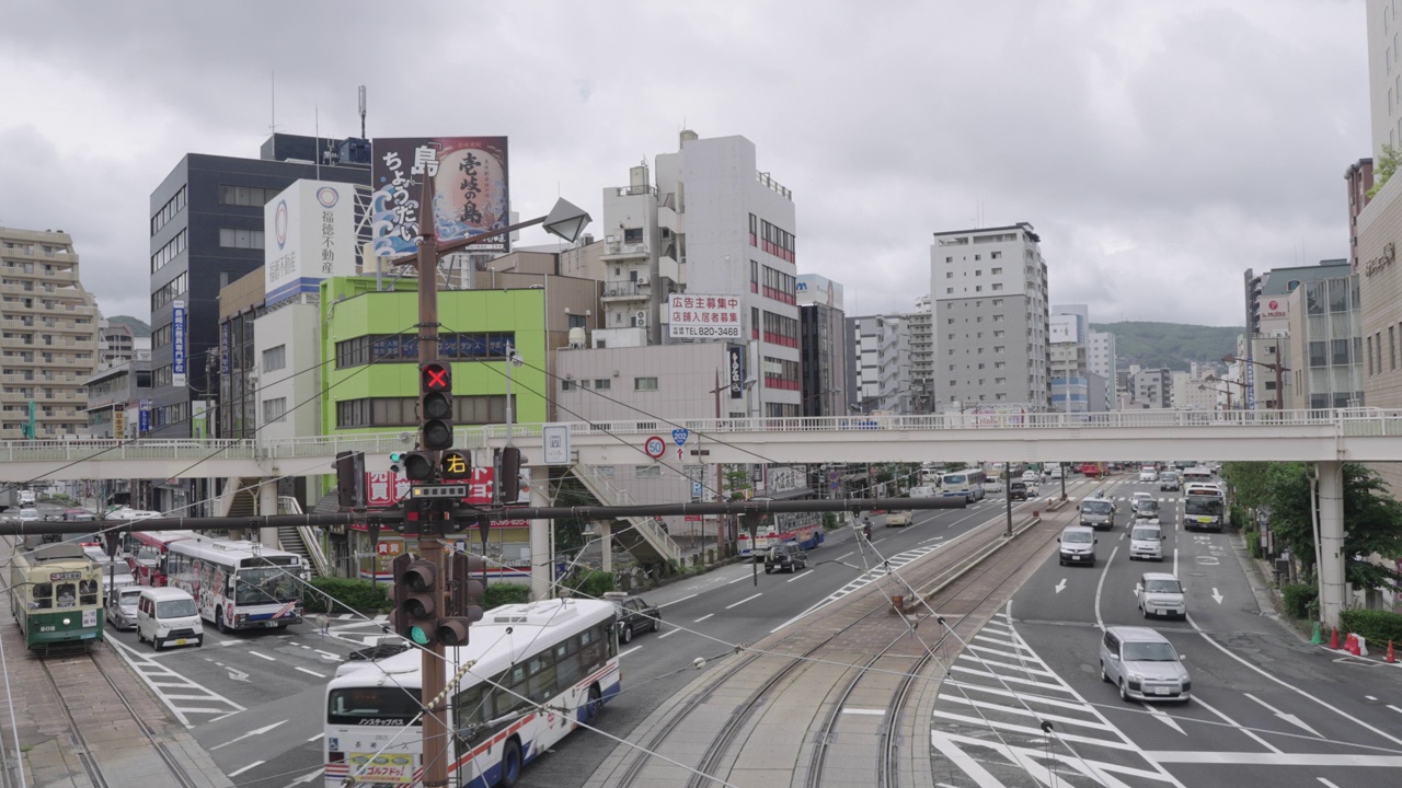 在日本长崎，人们每天上下班或旅行都使用有轨电车或有轨电车和公共汽车作为日常交通工具。日本城市交通生活方式概念。视频素材