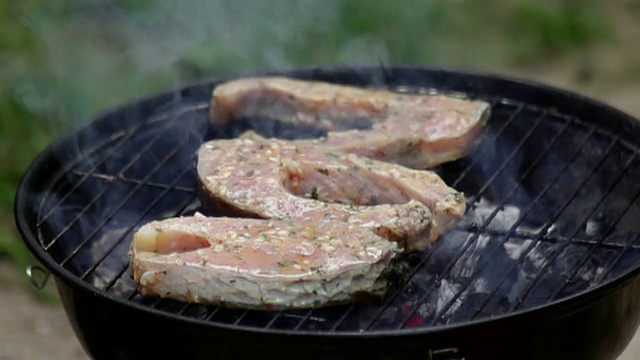 鱼烤肉的慢动作视频素材