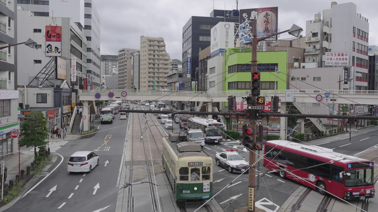 在日本长崎，人们每天上下班或旅行都使用有轨电车或有轨电车和公共汽车作为日常交通工具。日本城市交通生活方式概念。视频素材