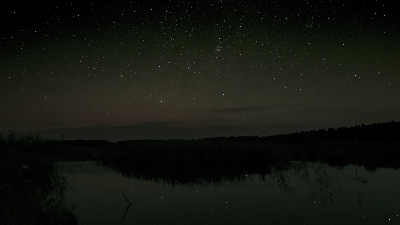 星星在湖面上的夜空中移动视频素材