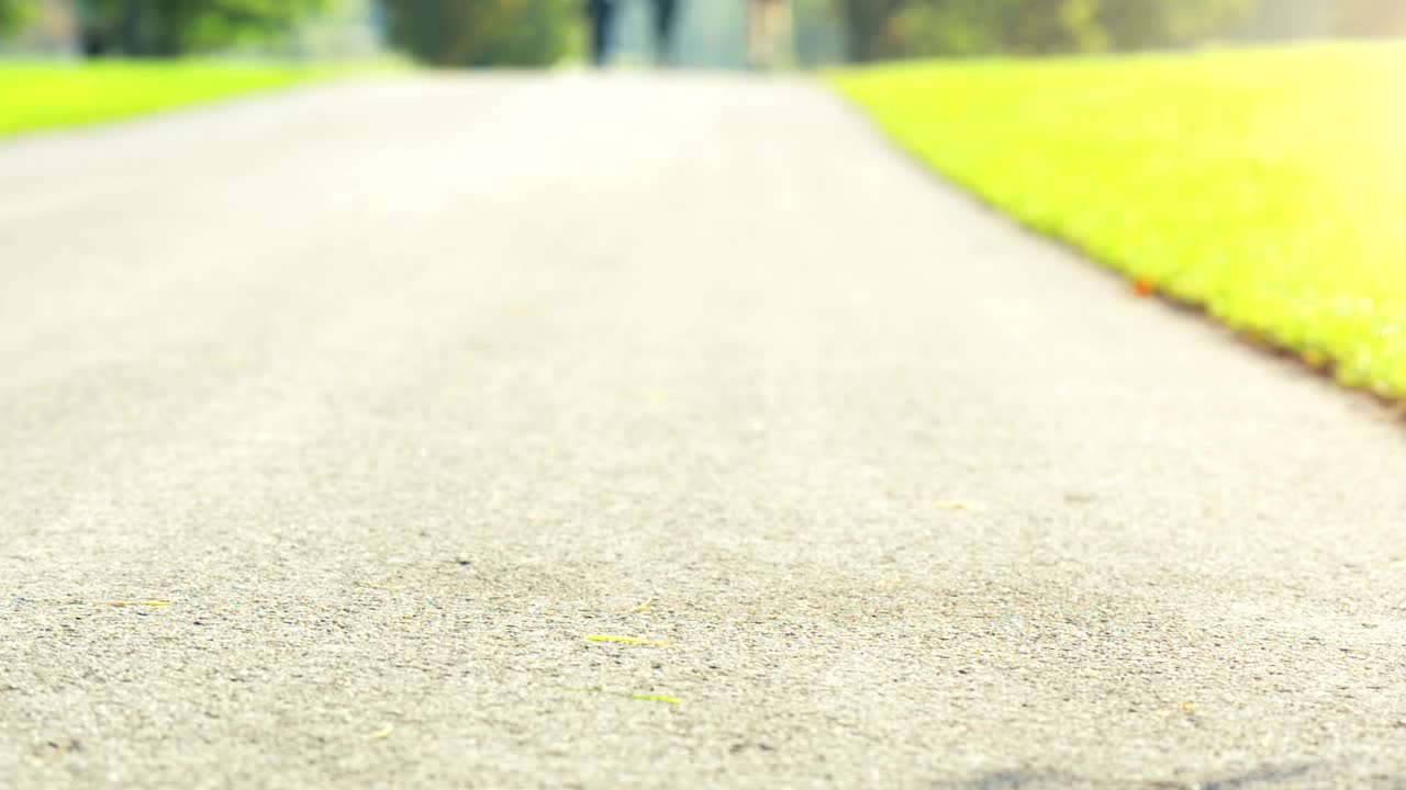 近距离的跑步者在户外奔跑视频素材