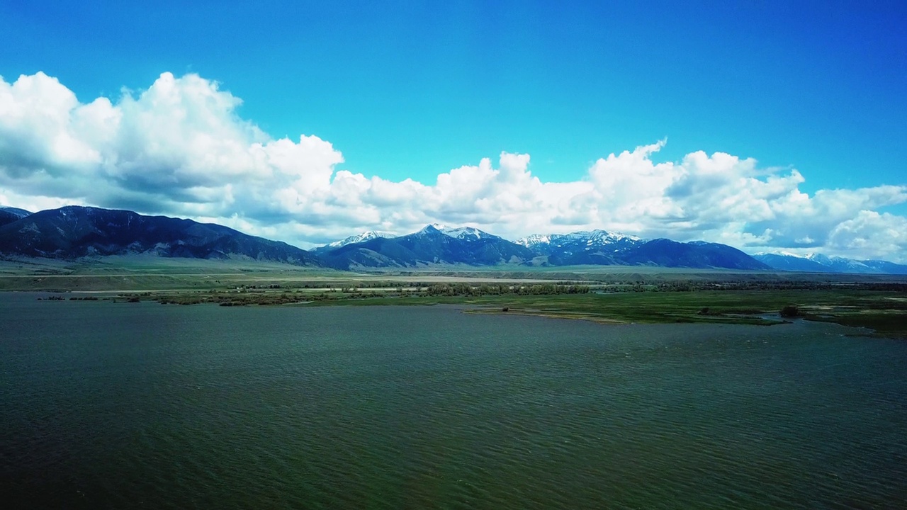 天空多云的山脉附近的河流，无人机在自然景观上空飞行的航拍镜头-比林斯，蒙大拿州视频素材