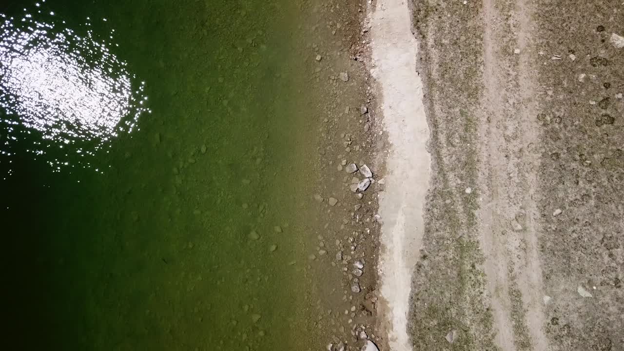 阳光明媚的日子里，从空中俯瞰湖边的植物——蒙大拿比林斯视频素材