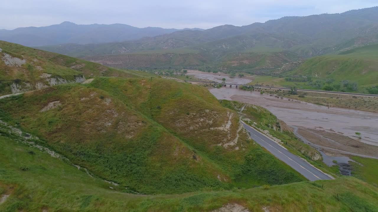 航拍的道路附近的河流和铁路轨道对着天空，无人机向前飞行在景观-贝克斯菲尔德，加利福尼亚州视频素材