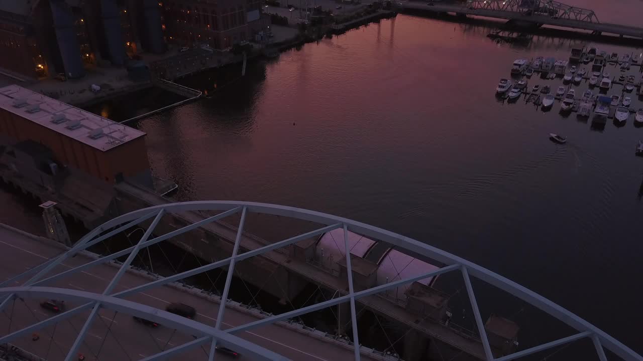 空中向后拍摄的船在城市河对天空在日落期间-波士顿，马萨诸塞州视频素材