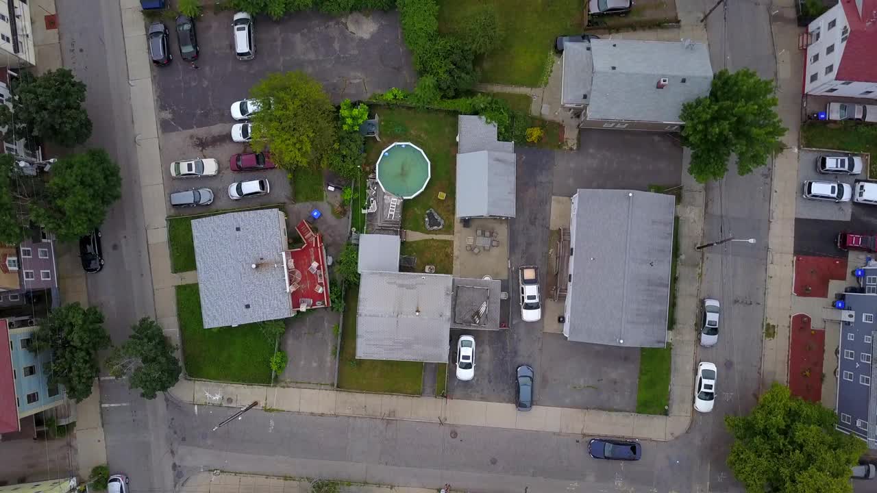 空中俯瞰的街道在城市的房屋，无人机飞越住宅区-波士顿，马萨诸塞州视频素材