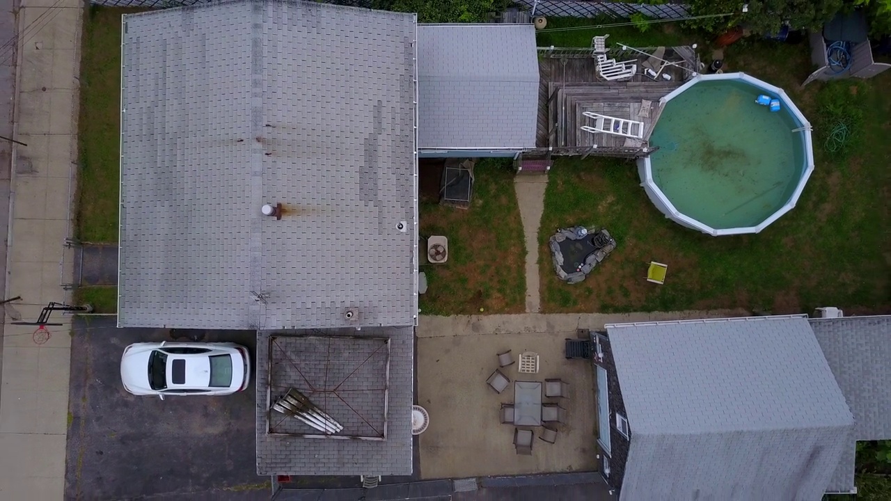 空中俯瞰的街道在城市的房屋，无人机向上飞行在住宅区-波士顿，马萨诸塞州视频素材