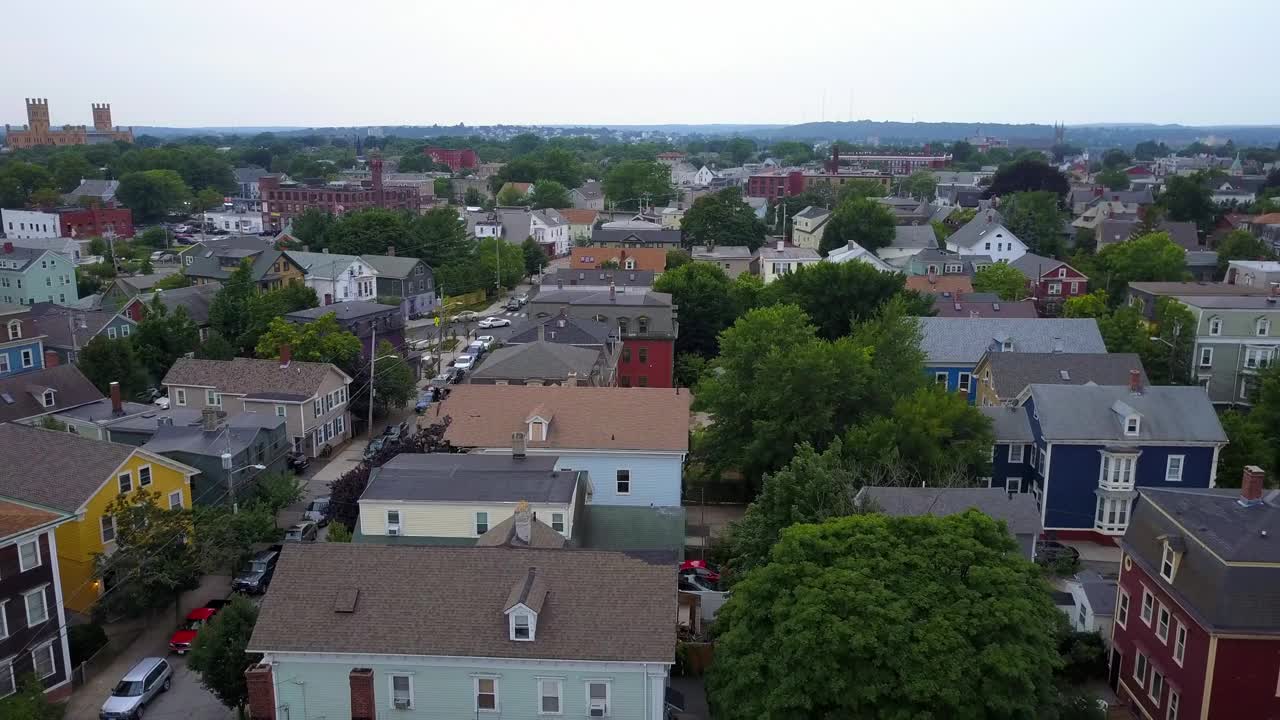 城市住宅结构的航拍，无人机向后飞过房屋-波士顿，马萨诸塞州视频素材