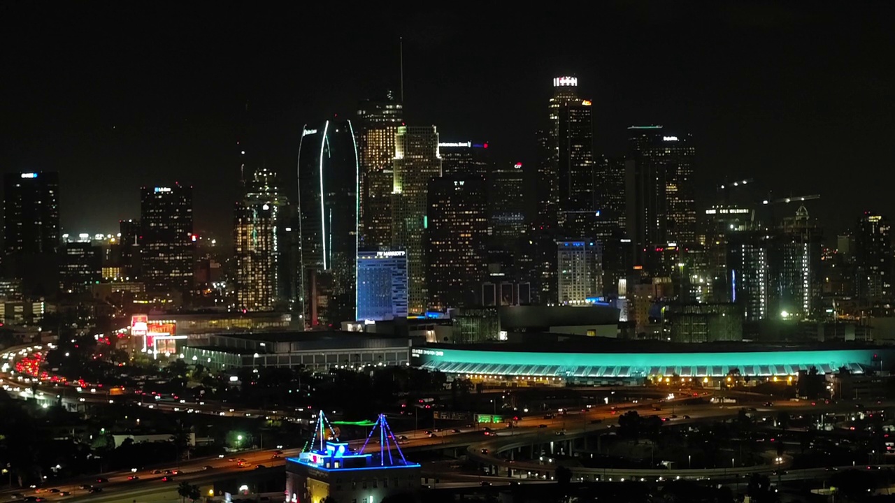 从空中向上拍摄的车辆在夜间通过城市的道路上行驶-洛杉矶，加利福尼亚视频素材