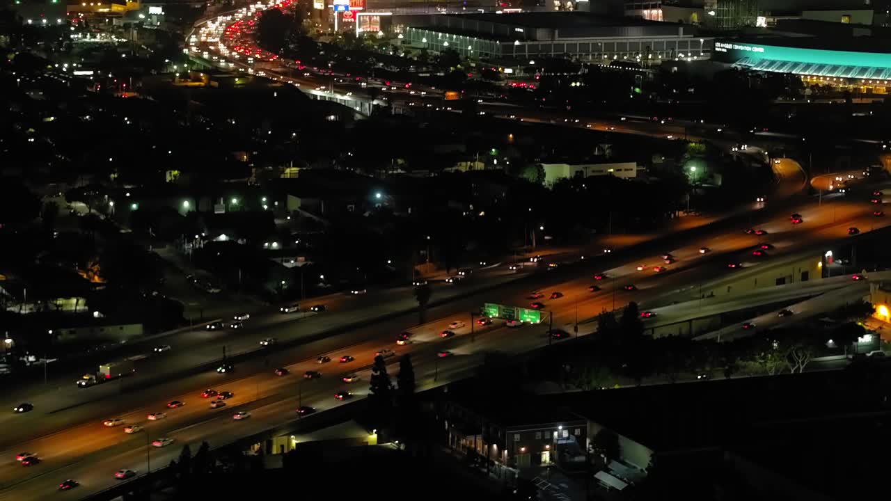 航拍车辆在夜间灯光城市的桥上移动-洛杉矶，加利福尼亚视频素材