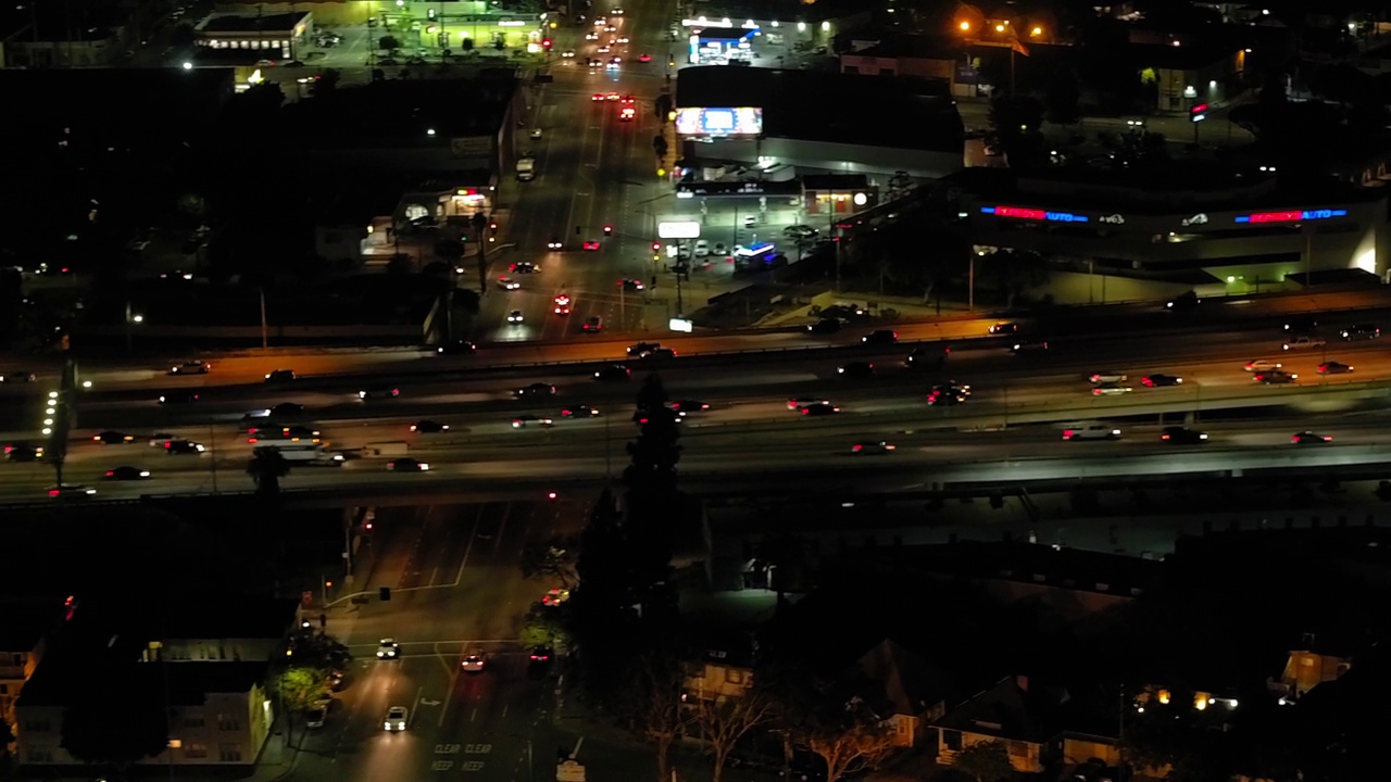 航拍车辆在夜间照明城市的高架道路上移动-洛杉矶，加利福尼亚视频素材