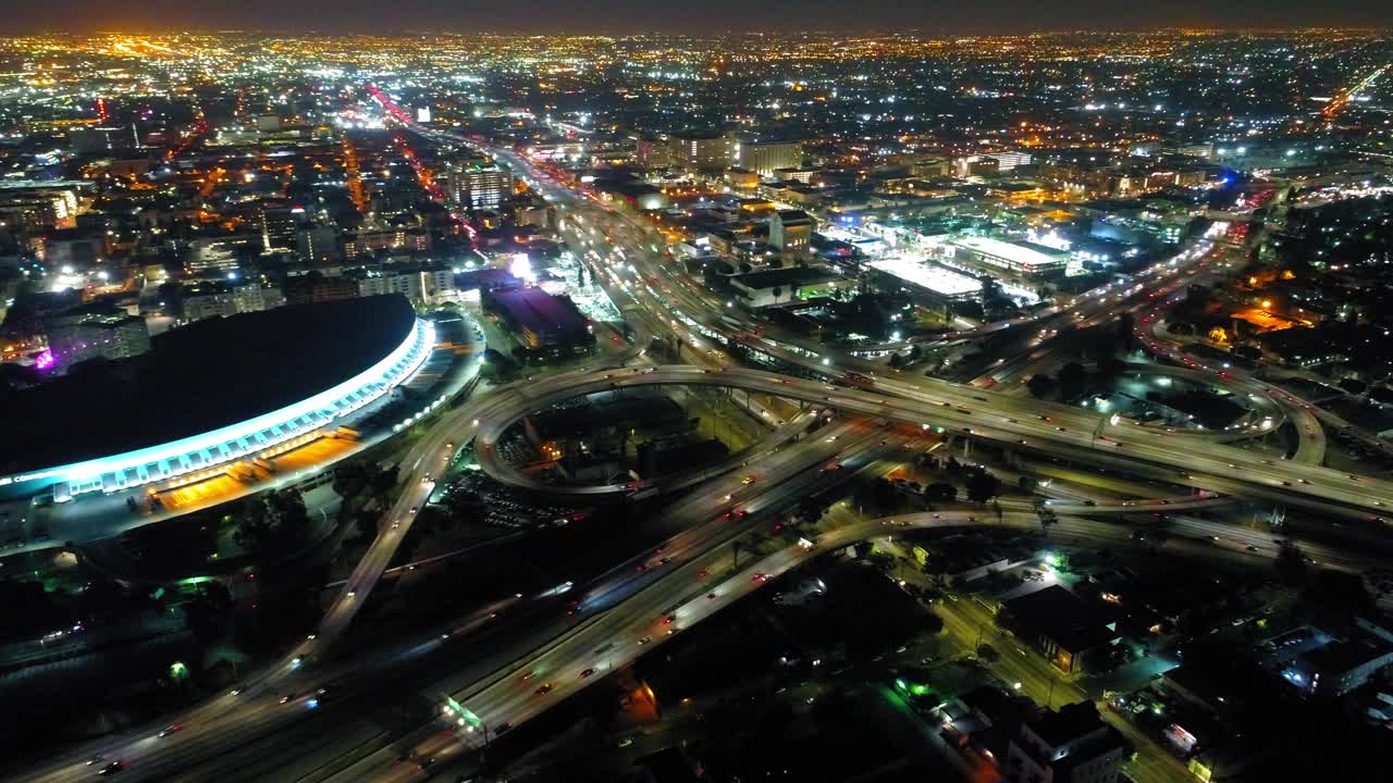 航拍的车辆行驶在道路上的照明城市在夜间-洛杉矶，加州视频素材