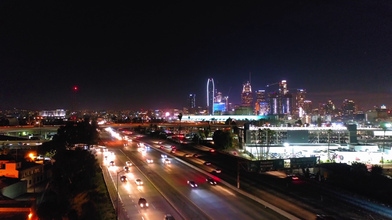 航拍的车辆在道路上行驶的照明城市对天空在夜间-洛杉矶，加利福尼亚视频素材