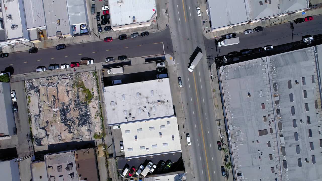 空中倾斜拍摄的道路上的车辆在城市的建筑物，无人机飞越城市景观-洛杉矶，加利福尼亚州视频素材